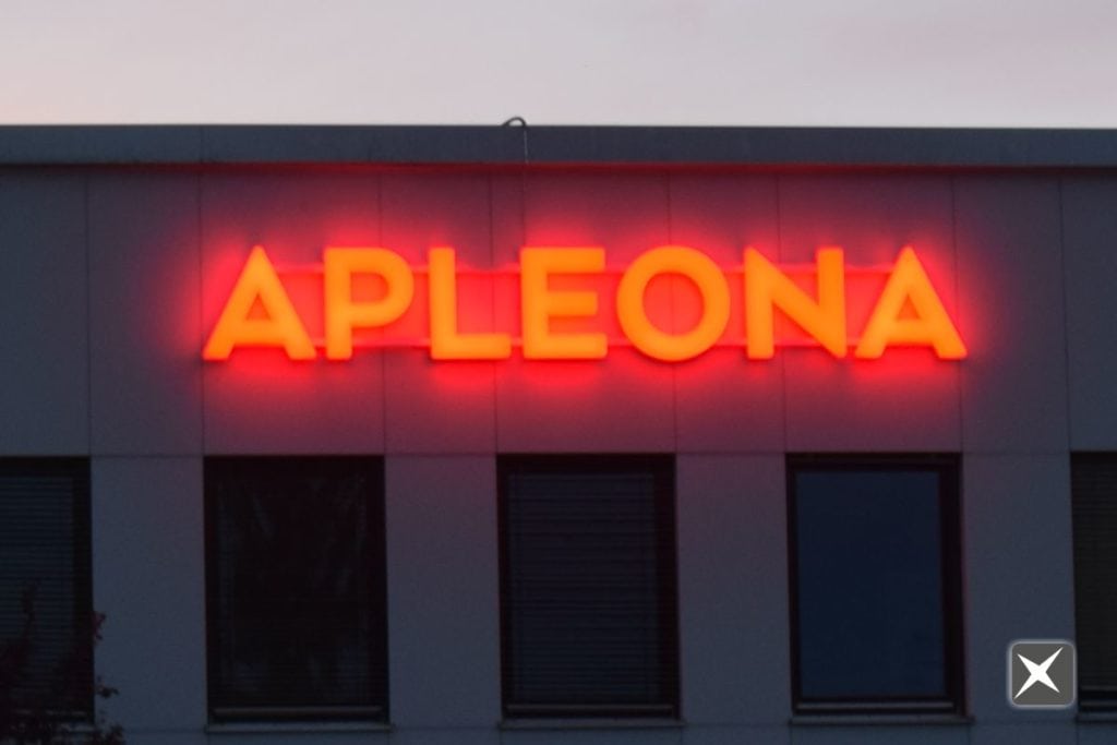 Leuchtbuchstaben Apleona bei Nacht