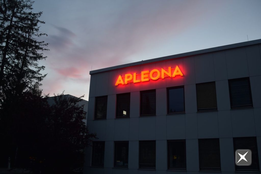 Leuchtbuchstaben Apleona bei Nacht