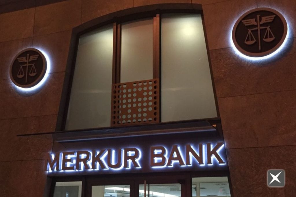Leuchtbuchstaben Merkur Bank bei Nacht