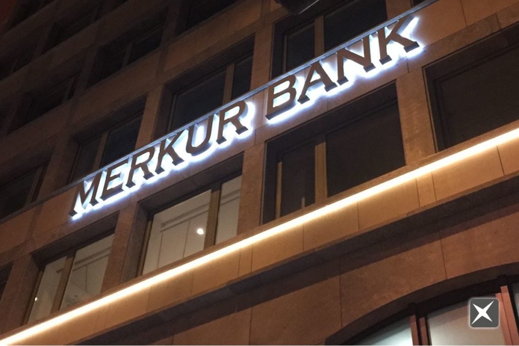 Leuchtbuchstaben Merkur Bank bei Nacht