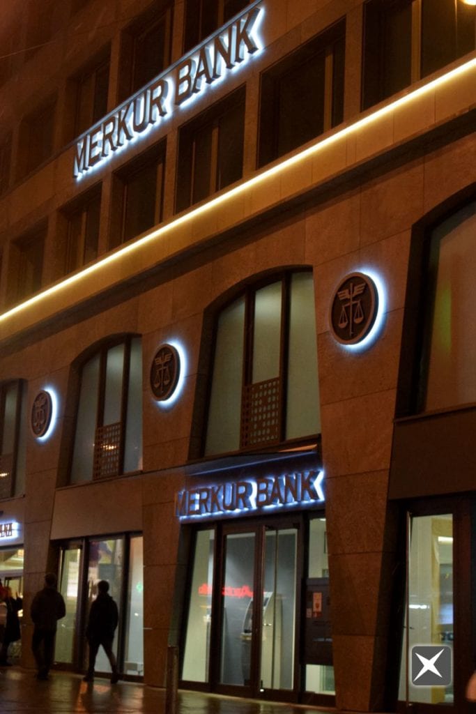 Leuchtbuchstaben Merkur Bank bei Nacht