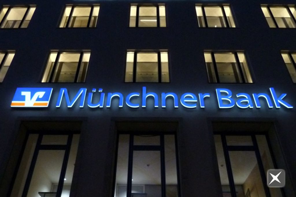 Leuchtreklame für die Münchner Bank