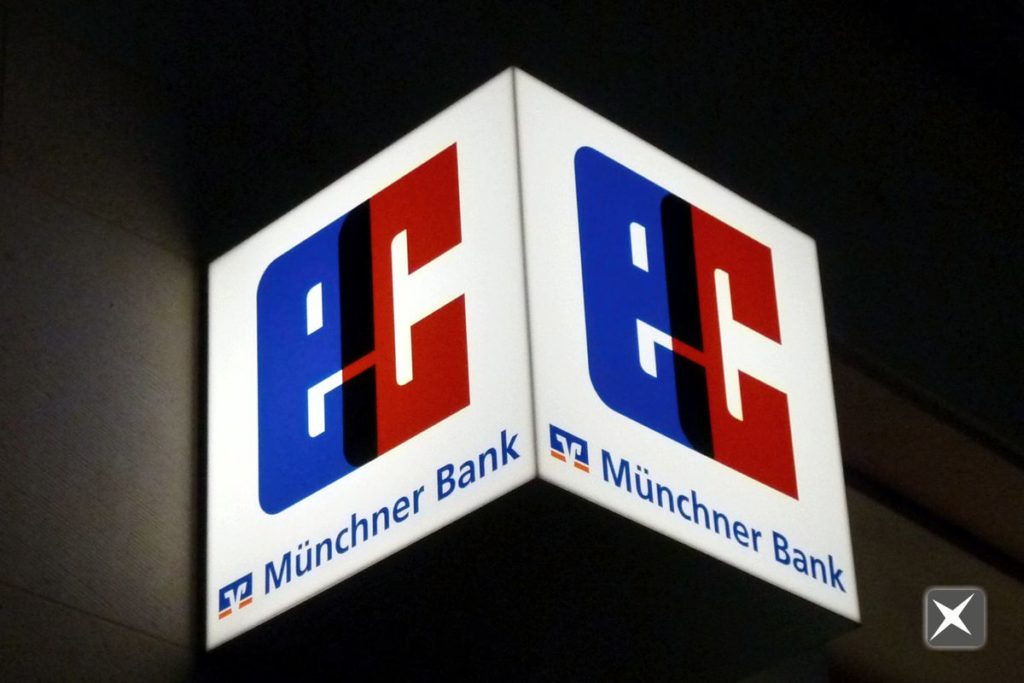 Leuchtreklame für die Münchner Bank