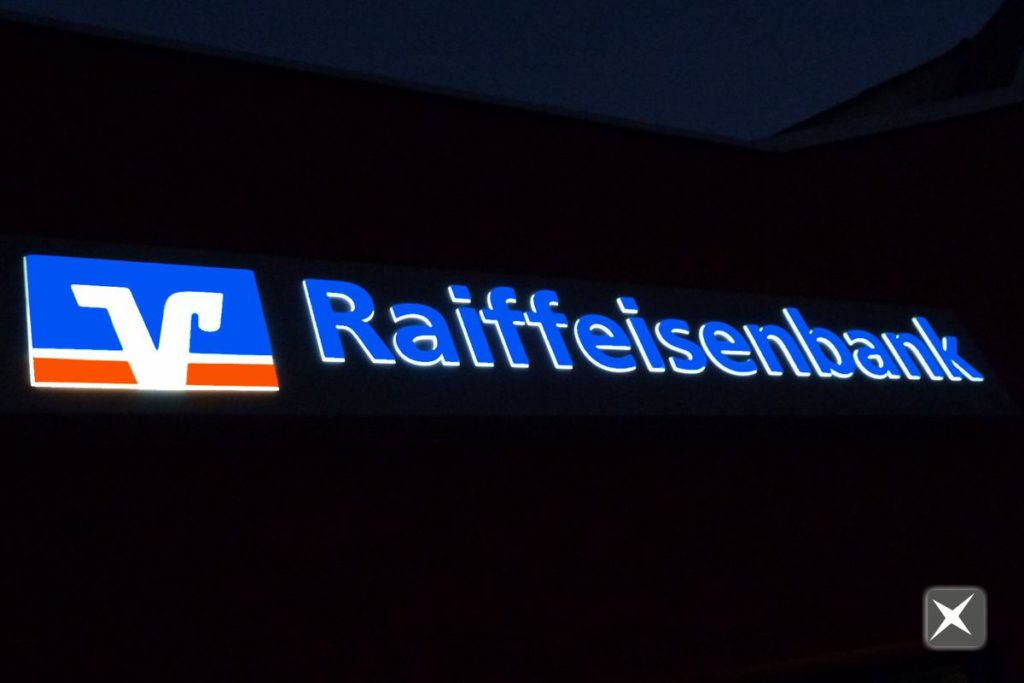 Leuchtbuchstaben für Raiffeisenbank