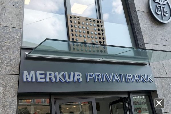 Lichtwerbung Buchstaben Merkur Privatbank