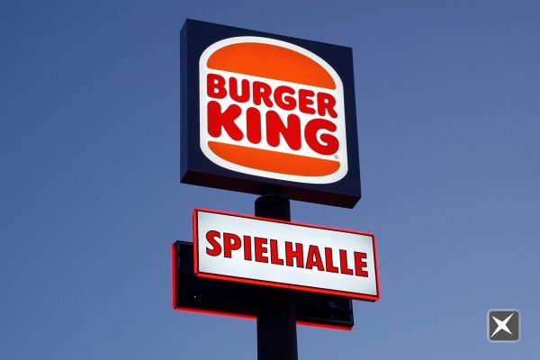 beleuchteter Werbemast Burger King + Spielhalle