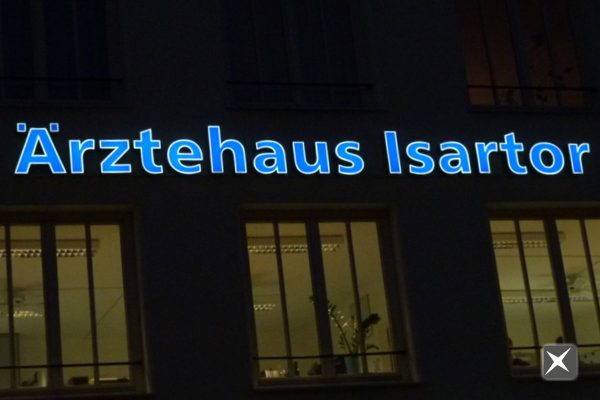 LeuchtBau für Ärztehaus